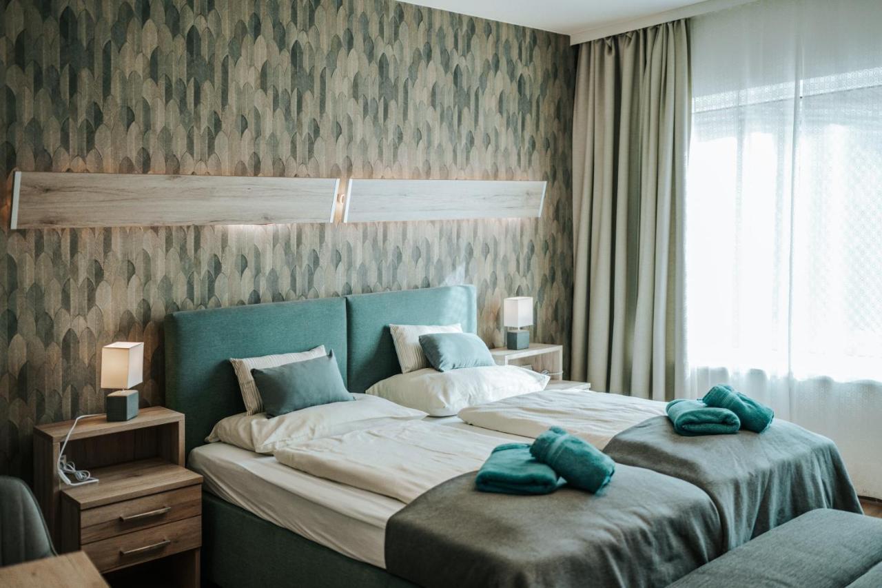 Adelwoehrer - Am Hof Hotell Falting Exteriör bild